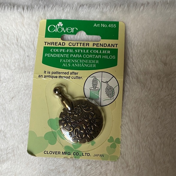 Clover Thread Cutter Pendant - Picture 1 of 2
